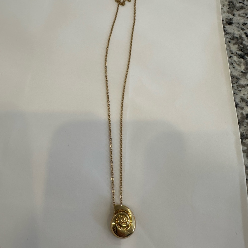 Vintage Shell Necklace - Picture 5 of 5